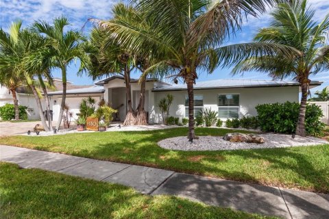 House in Clearwater, Florida 4 bedrooms, 258.27 sq.m. № 2399250