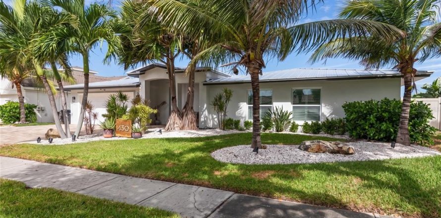 House in Clearwater, Florida 4 bedrooms, 258.27 sq.m. № 2399250