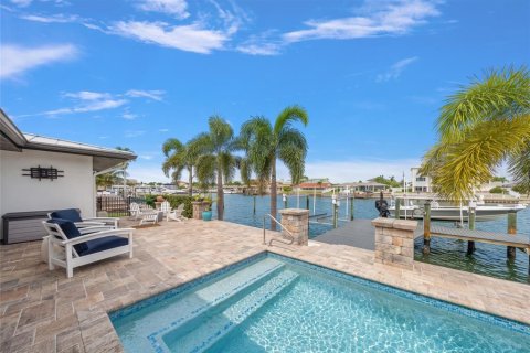 House in Clearwater, Florida 4 bedrooms, 258.27 sq.m. № 2399250 - photo 2