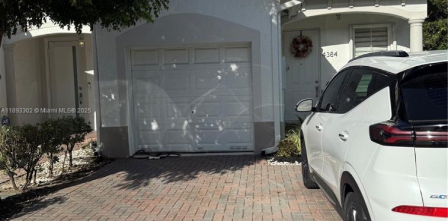 Touwnhouse à Doral, Floride 3 chambres, 142.42 m2 № 1945261