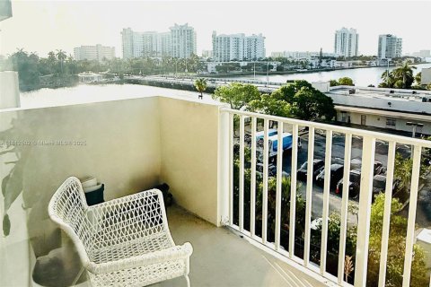 Condo in North Bay Village, Florida, 1 bedroom  № 1788917 - photo 5