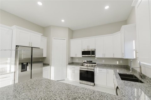 House in Lehigh Acres, Florida 4 bedrooms № 1861993 - photo 6
