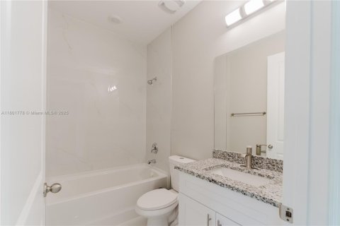House in Lehigh Acres, Florida 4 bedrooms № 1861993 - photo 3