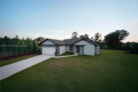 House in Lehigh Acres, Florida 4 bedrooms № 1861993 - photo 10