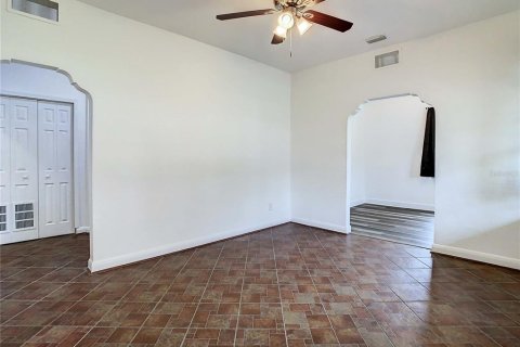 House in Tampa, Florida 3 bedrooms, 121.33 sq.m. № 2379014 - photo 25