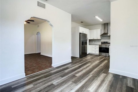 House in Tampa, Florida 3 bedrooms, 121.33 sq.m. № 2379014 - photo 16