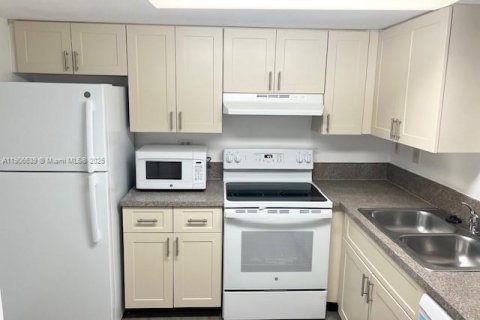 Снять в аренду кондоминиум в Санрайз, Флорида 3 спальни, 112.97м2, № 1963481 - фото 2