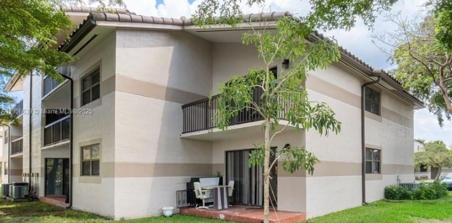 Кондоминиум с 3 спальнями в Санрайз, Флорида № 1963481