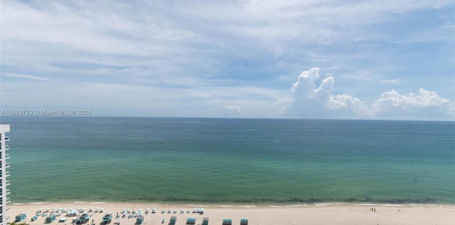 Condominio en Miami Beach, Florida, 2 dormitorios № 1895870