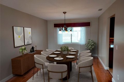 House in Brandon, Florida 4 bedrooms, 248.98 sq.m. № 2222372 - photo 10
