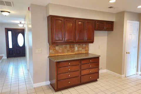 House in Brandon, Florida 4 bedrooms, 248.98 sq.m. № 2222372 - photo 16
