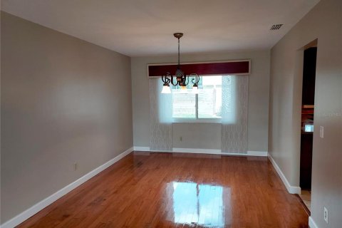 House in Brandon, Florida 4 bedrooms, 248.98 sq.m. № 2222372 - photo 11