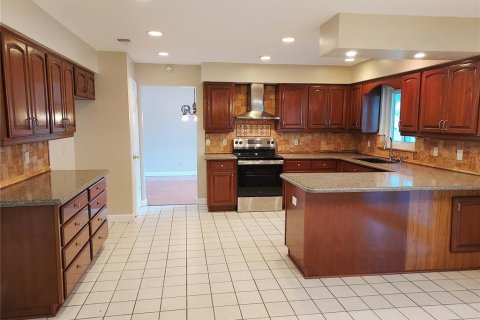 House in Brandon, Florida 4 bedrooms, 248.98 sq.m. № 2222372 - photo 14
