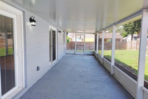 House in Brandon, Florida 4 bedrooms, 248.98 sq.m. № 2222372 - photo 7