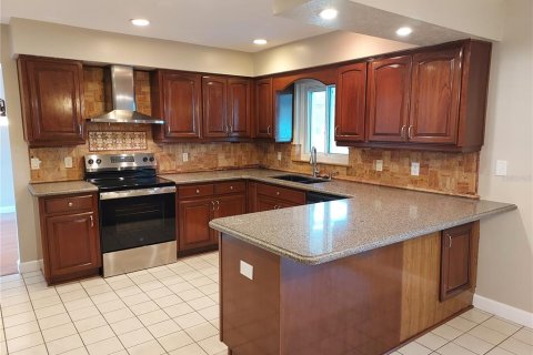 House in Brandon, Florida 4 bedrooms, 248.98 sq.m. № 2222372 - photo 15