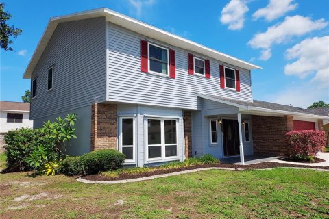 House in Brandon, Florida 4 bedrooms, 248.98 sq.m. № 2222372 - photo 2