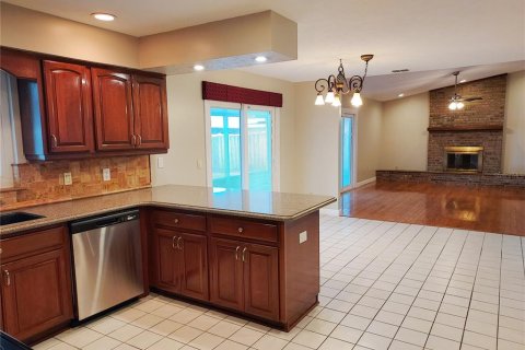 House in Brandon, Florida 4 bedrooms, 248.98 sq.m. № 2222372 - photo 17