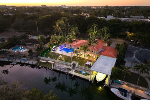 Дом в Корал-Гейблс, Флорида 6 спален, 366.96м2 № 1998558