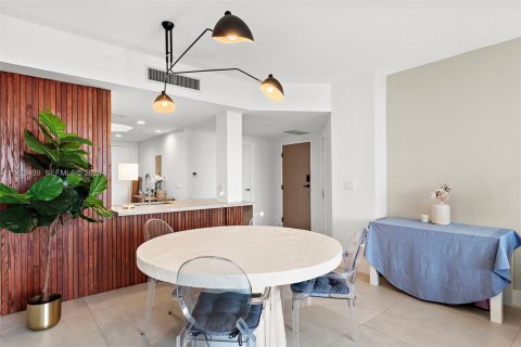 Copropriété à vendre à Surfside, Floride: 2 chambres, 117.06 m2 № 1977371 - photo 11