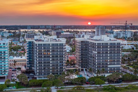 Copropriété à vendre à Surfside, Floride: 2 chambres, 117.06 m2 № 1977371 - photo 1