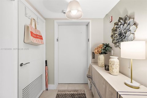 Copropriété à vendre à Surfside, Floride: 2 chambres, 117.06 m2 № 1977371 - photo 28