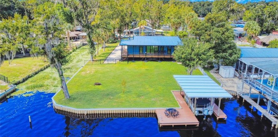 House in Astor, Florida 2 bedrooms, 144.56 sq.m. № 2396356