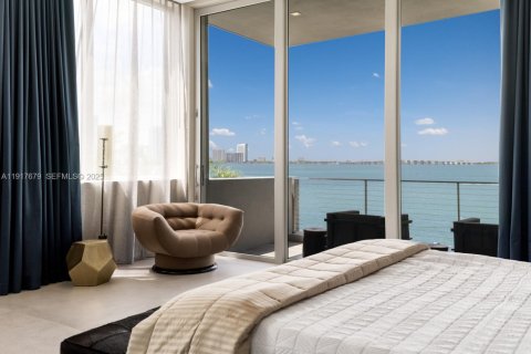 House in Miami, Florida 5 bedrooms, 492.66 sq.m. № 1994050 - photo 28