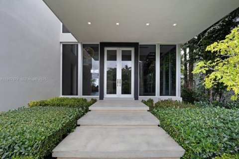 House in Miami, Florida 5 bedrooms, 492.66 sq.m. № 1994050 - photo 10