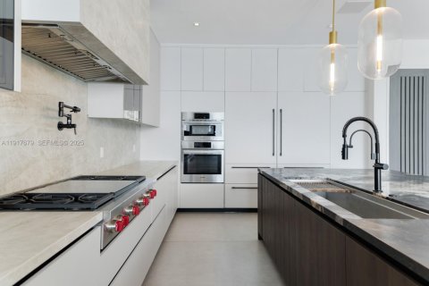 House in Miami, Florida 5 bedrooms, 492.66 sq.m. № 1994050 - photo 21