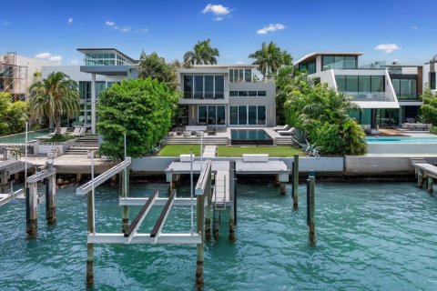 House in Miami, Florida 5 bedrooms, 492.66 sq.m. № 1994050 - photo 2