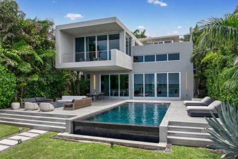 House in Miami, Florida 5 bedrooms, 492.66 sq.m. № 1994050 - photo 5