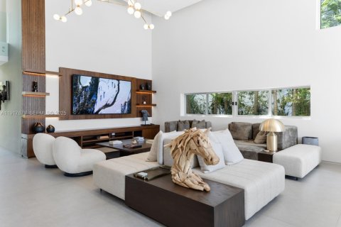 House in Miami, Florida 5 bedrooms, 492.66 sq.m. № 1994050 - photo 14
