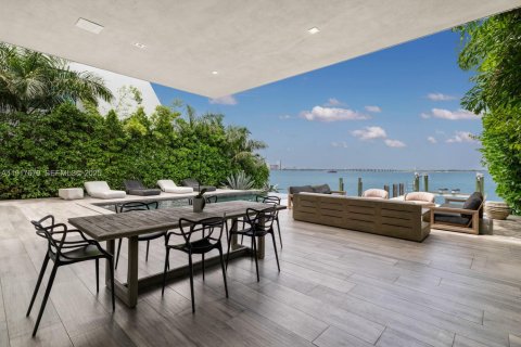 House in Miami, Florida 5 bedrooms, 492.66 sq.m. № 1994050 - photo 7