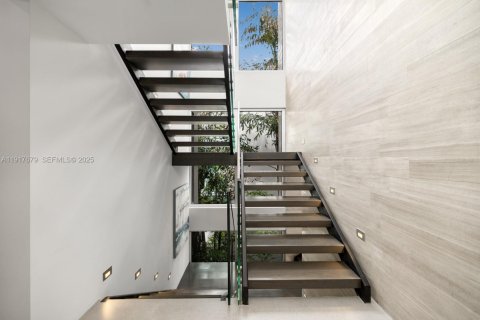House in Miami, Florida 5 bedrooms, 492.66 sq.m. № 1994050 - photo 25