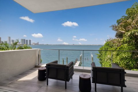 House in Miami, Florida 5 bedrooms, 492.66 sq.m. № 1994050 - photo 29