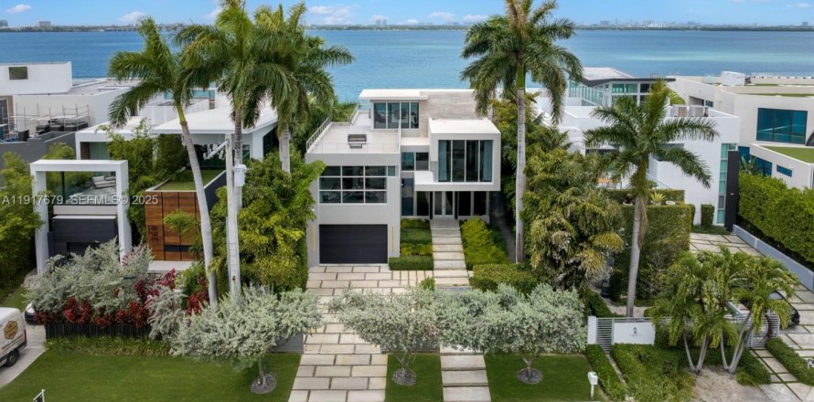 House in Miami, Florida 5 bedrooms, 492.66 sq.m. № 1994050