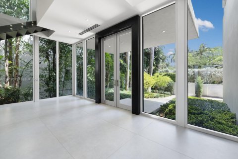 House in Miami, Florida 5 bedrooms, 492.66 sq.m. № 1994050 - photo 11
