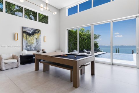 House in Miami, Florida 5 bedrooms, 492.66 sq.m. № 1994050 - photo 15