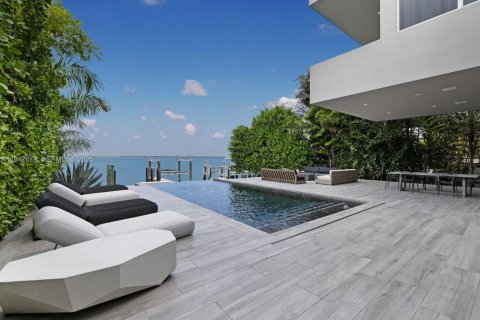 House in Miami, Florida 5 bedrooms, 492.66 sq.m. № 1994050 - photo 6