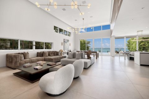 House in Miami, Florida 5 bedrooms, 492.66 sq.m. № 1994050 - photo 12