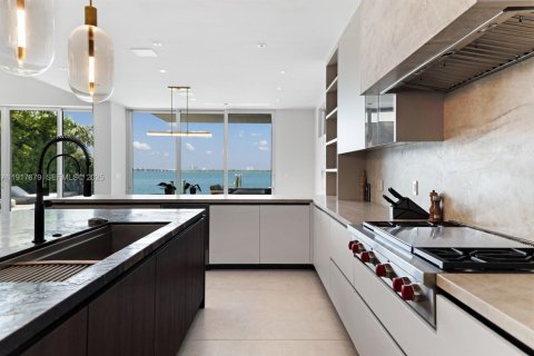 House in Miami, Florida 5 bedrooms, 492.66 sq.m. № 1994050 - photo 4