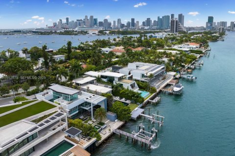 House in Miami, Florida 5 bedrooms, 492.66 sq.m. № 1994050 - photo 8