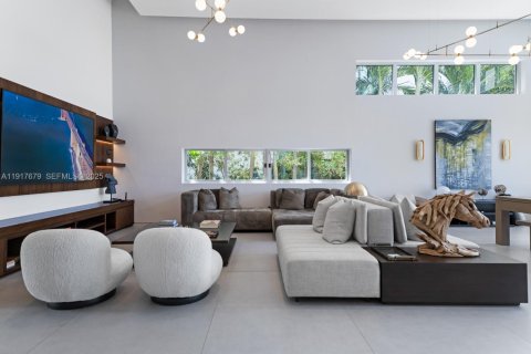 House in Miami, Florida 5 bedrooms, 492.66 sq.m. № 1994050 - photo 13