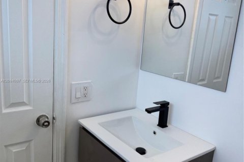 Villa ou maison à louer à Miami, Floride: 3 chambres, 129.6 m2 № 2385010 - photo 12