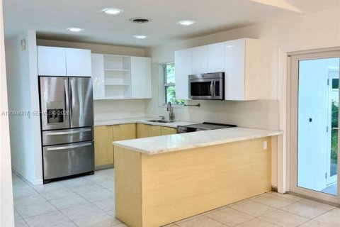 Villa ou maison à louer à Miami, Floride: 3 chambres, 129.6 m2 № 2385010 - photo 2