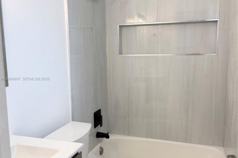 Villa ou maison à louer à Miami, Floride: 3 chambres, 129.6 m2 № 2385010 - photo 10