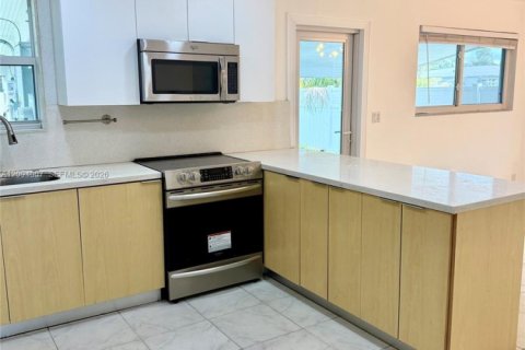 Villa ou maison à louer à Miami, Floride: 3 chambres, 129.6 m2 № 2385010 - photo 3