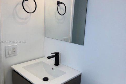 Villa ou maison à louer à Miami, Floride: 3 chambres, 129.6 m2 № 2385010 - photo 11