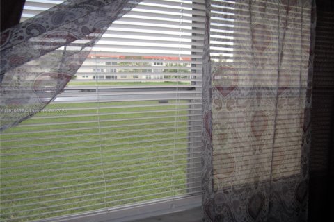 Condo in Sunrise, Florida, 1 bedroom № 1973925 - photo 18