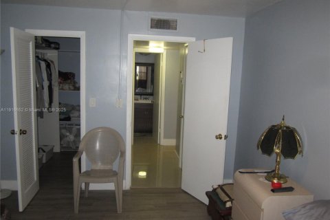 Condo in Sunrise, Florida, 1 bedroom № 1973925 - photo 11